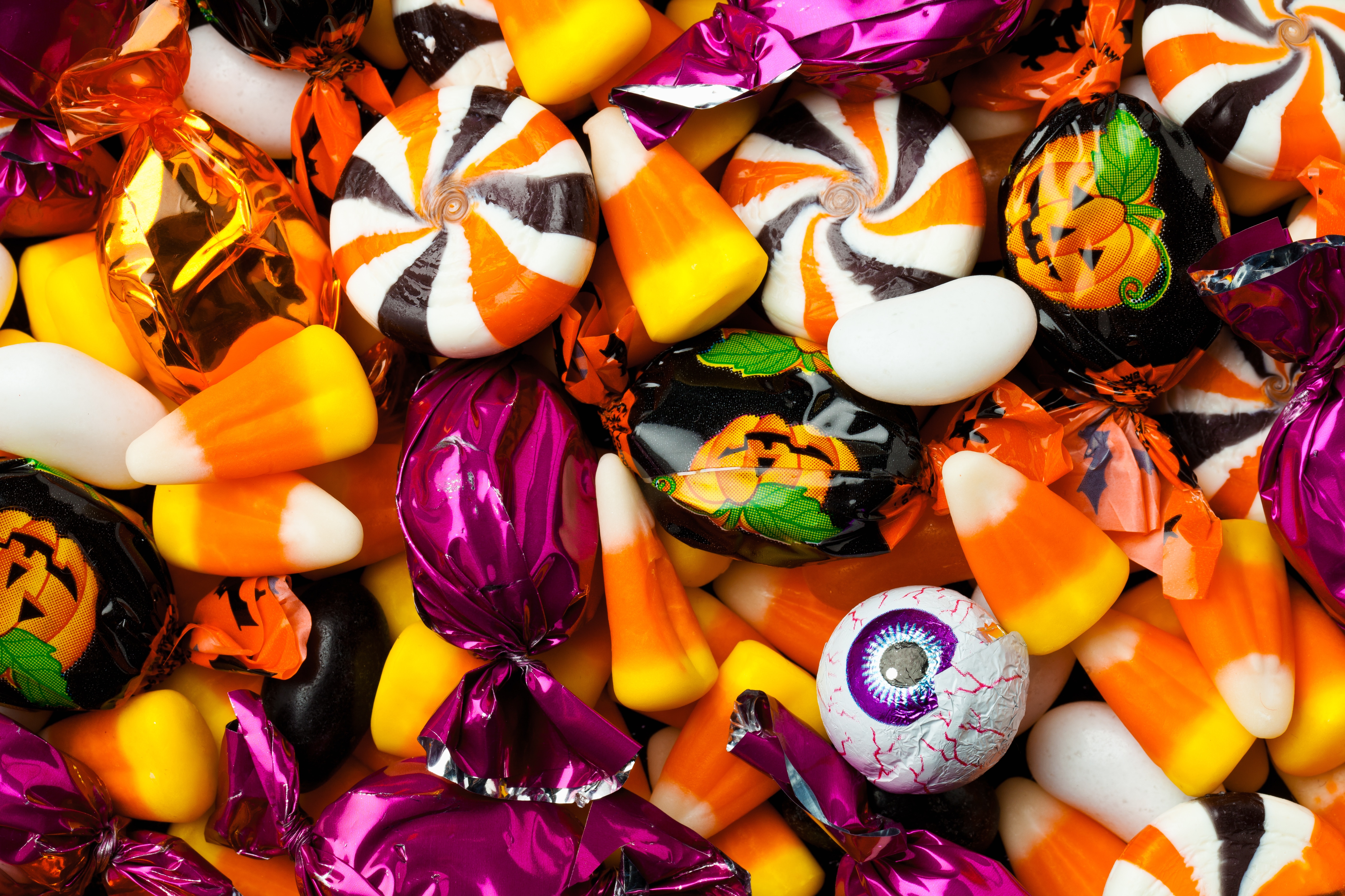 Много карамелек. Конфеты конфеты "Candy time". Хэллоуинские конфеты. Сладости на Хэллоуин. Конфеты к Хэллоуину.